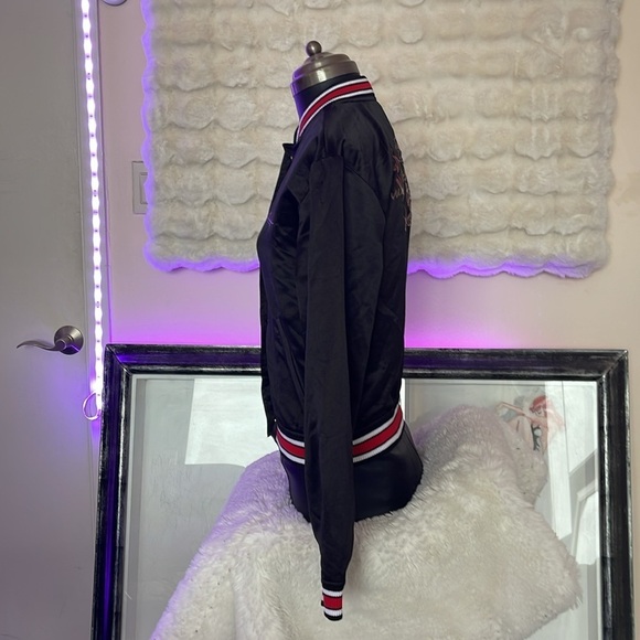 True Religion satin jacket with logo warn once Logo in front and larger logo - Picture 3 of 8